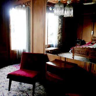 Young Gulistan Houseboat, Srinagar 3